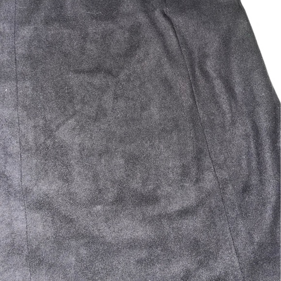 Simple black skirt - Picture 3 of 4